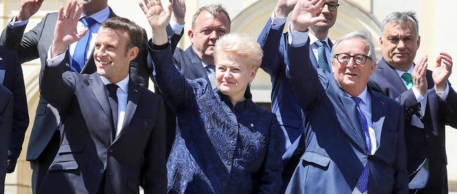 Dalia Grybauskaite entouree d'Emmanuel Macron et de Jean-Claude Juncker lors du sommet europeen de Sibiu, le 9 mai 2019.