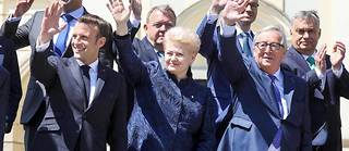  Dalia Grybauskaite entourée d'Emmanuel Macron et de Jean-Claude Juncker lors du sommet européen de Sibiu, le 9 mai 2019. 