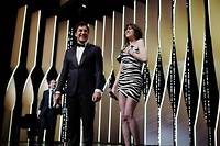 Javier Bardem et Charlotte Gainsbourg d&eacute;clarent ouvert le 72e festival de Cannes