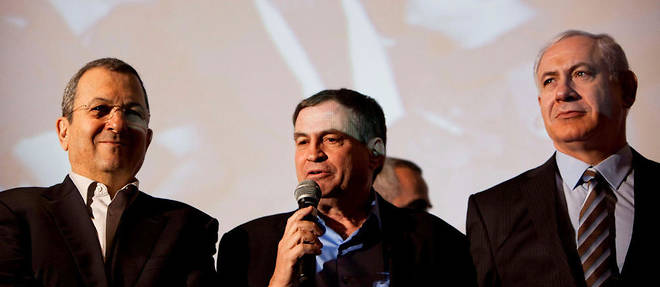 Uzi Dayan entoure de l'ancien ministre de la Defense Ehud Barak et du Premier ministre Benjamin Netanyahu. Photo d'archives prise en 2012.