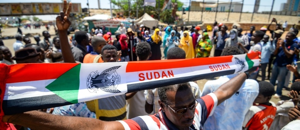 Les manifestants soudanais epinglent l'ancien regime apres des heurts meurtriers
