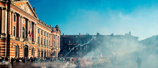  Le 23 février, lors de l’acte XV de la mobilisation des gilets jaunes, des affrontements entre manifestants et CRS ont eu lieu place du Capitole.   ©Frédéric Scheiber