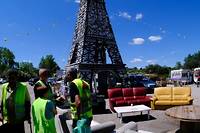 Une tour Eiffel, un poulailler, et toujours du jaune: six mois sur un rond-point du Var