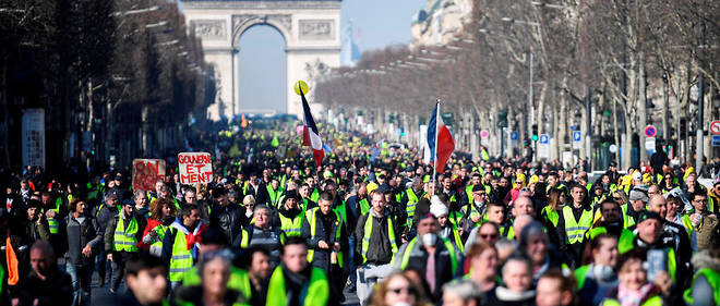 Les Gilets jaunes defilent sur les Champs-Elysees, le 16 fevrier. 