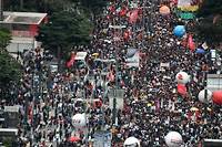 Manifestations massives au Br&eacute;sil: signal d'alarme pour Bolsonaro