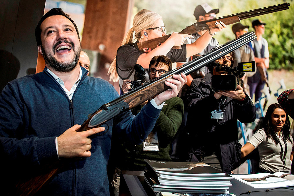 
        << Il Capitano >>. Matteo Salvini, favorable a une loi sur la legitime defense, en visite au Hit Show, un Salon de la chasse, de la protection individuelle et des sports de tir, a Vicenza, le 9 fevrier.