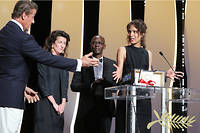  La réalisatrice franco-sénégalaise Mati Diop reçoit le Grand Prix du Festival de Cannes des mains de l'acteur américain Sylvester Stallone.
 
  