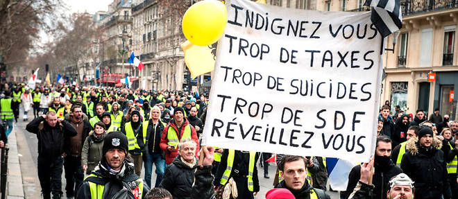 Manifestation des Gilets Jaunes, acte IX. Boulevard Sebastopol, pancarte Indignez-vous. Taxes, suicide, sdf. Manifestation a Paris de Bercy, place de l'Etoile (Arc de Triomphe).