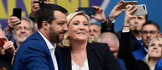 Avant-dernière oratrice de ce grand rassemblement des souverainistes, Marine Le Pen a prêté symboliquement l'hymne français de la Marseillaise à ses alliés en affirmant que « le jour de gloire » des patries était « arrivé ». 