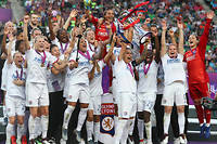  L'Olympique lyonnais a remporte la Ligue des champions de football feminin en ecrasant le FC Barcelone (4-1). 