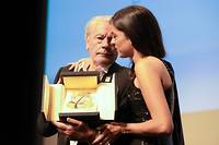 En larmes, le monstre sacr&eacute; du 7e Art Alain Delon honor&eacute; &agrave; Cannes