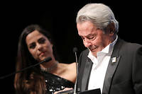 Festival de Cannes&nbsp;: en larmes, Alain&nbsp;Delon re&ccedil;oit sa palme d'or d'honneur