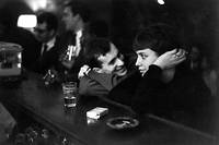  Le bon temps : un couple d'amoureux dans un café parisien au début des années 60. 