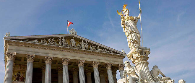 Une statue de la deesse Europe devant le Parlement autrichien.