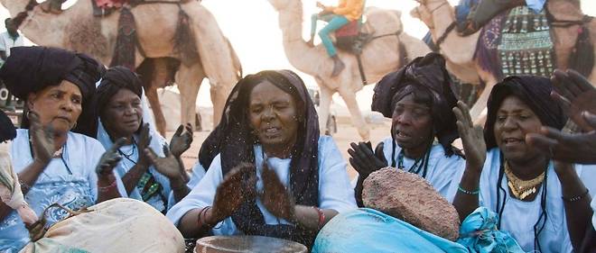 Ces chanteuses et percussionnistes de la region d'Agadez voient dans cette danse tendre les chameaux leur tourner autour.