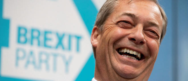  Nigel Farage tout sourire. Son parti « Brexit » est en tête des sondages. 