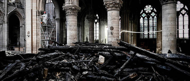 L'interieur de Notre-Dame apres l'incendie.