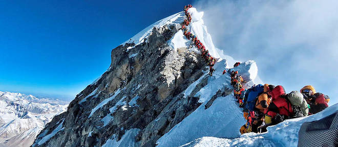 La haute saison bat son plein sur la montagne de 8 848 m, au point que des files d'attente d'alpinistes se forment a proximite du sommet.