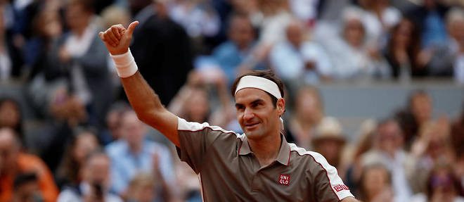 Quatre ans apres sa derniere participation a Roland-Garros, Roger Federer a domine l'Italien Lorenzo Sonego 6-2, 6-4, 6-4.