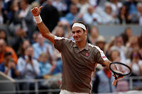  Quatre ans apres sa derniere participation a Roland-Garros, Roger Federer a domine l'Italien Lorenzo Sonego 6-2, 6-4, 6-4. 