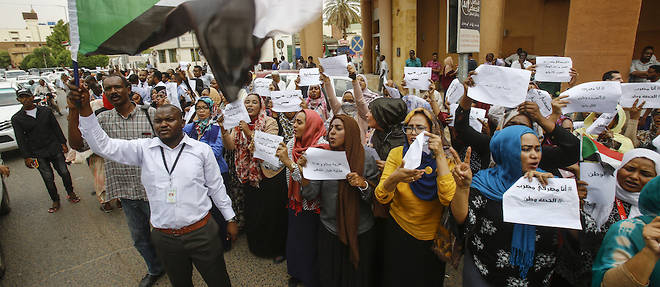 Les Soudanais continuent de mettre la pression sur les militaires en se mettant en greve.