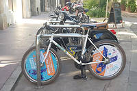 
À Montpellier,  l’Opéra Comédie, le CHU et l’entrée du site Sanofi ont été décorés du ruban bleu, devenu le symbole du soutien aux personnes vivant avec une SEP et à leur entourage. Des vélos ont été associés à l'événement.
