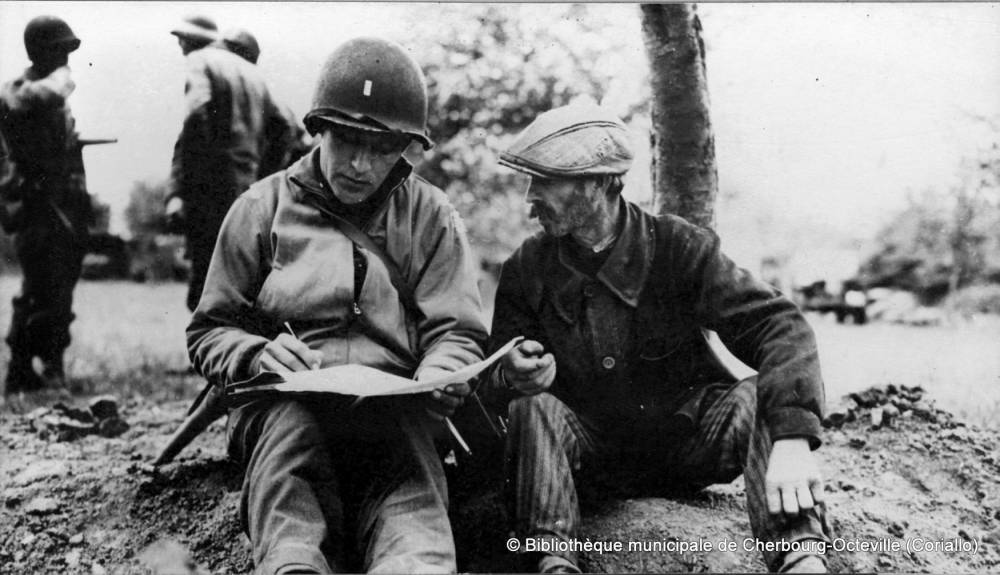 WW2 Photo MP américain et gendarme français à Cherbourg le 17 juillet 1944 