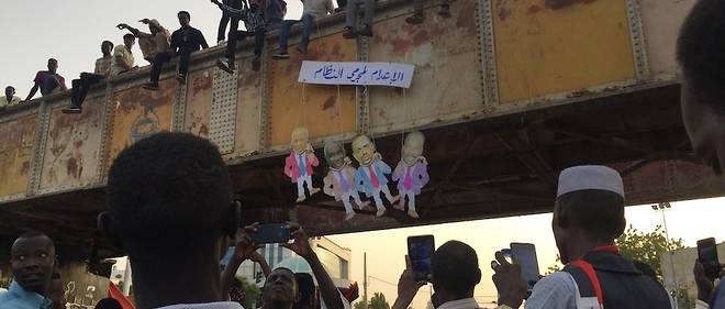 "Peine de mort", peut-on lire sur le panneau au-dessus des figurines representant d'anciens caciques du regime a cote de celle d'el-Bechir.