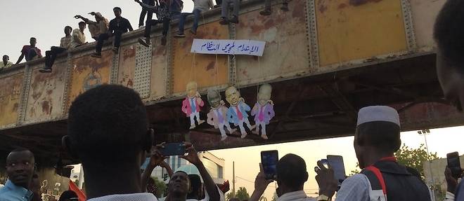 "Peine de mort", peut-on lire sur le panneau au-dessus des figurines representant d'anciens caciques du regime a cote de celle d'el-Bechir.