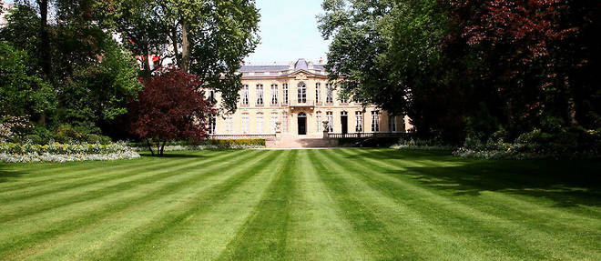 L'hotel de Matignon, vu de son jardin. Derriere, au fond, se niche le pavillon de musique. 