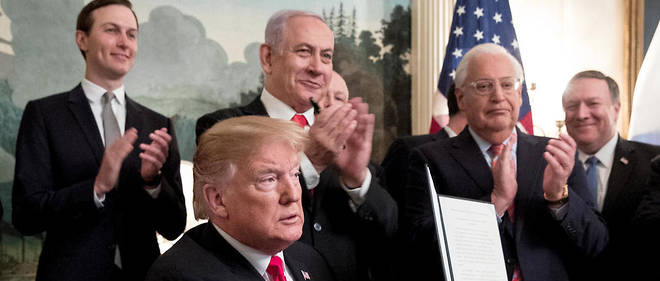 Le president americain Donald Trump signant l'ordre de reconnaissance par les Etats-Unis du Golan comme territoire israelien, accompagne de son gendre et conseiller Jared Kushner (photo d'illustration). 
 
 
 
