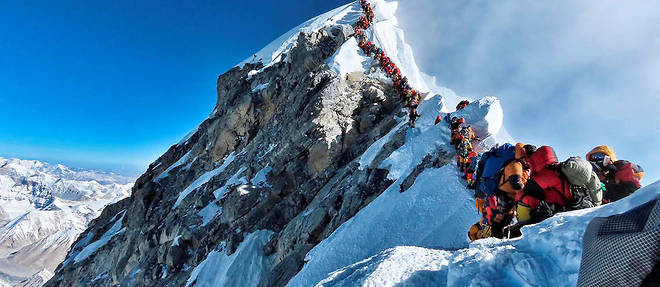 La file d'attente pour atteindre le sommet de l'Everest le 22 mai. Onze personnes sont mortes cette annee au cours des expeditions.