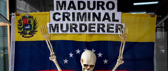 Drapeau brandi lors d'une manifestation anti-Maduro en avril 2019 devant le consulat du Venezuela a New York.