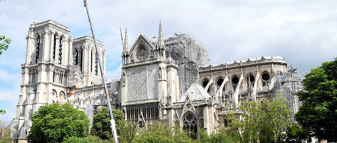 Notre-Dame de Paris apres l'incendie.