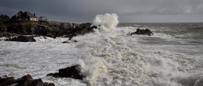 La tempete devrait exposer les ilots de l'ouest de la France a des vents allant jusqu'a 130 km/h.