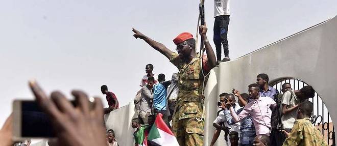 Des membres de l'armee soudanaise se sont rassembles dans une rue du centre de Khartoum le 11 avril 2019, apres avoir renverse Omar el-Bechir, l'un des plus anciens presidents d'Afrique.