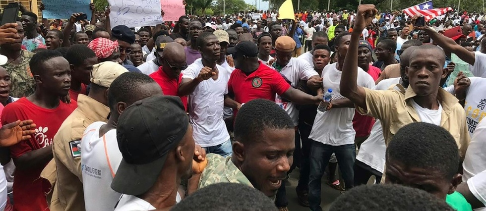 Manifestation de milliers de Liberiens decus par George Weah a Monrovia