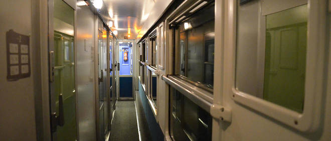 A bord de l'un des deux derniers trains de nuit en France, vers Toulouse et Latour-de-Carol. Les compartiments de couchettes s'enchainent sur la gauche du couloir.