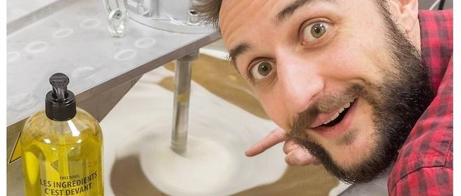 Franck Paillaret devant la saponification d'un savon liquide, dans le laboratoire de Grenoble-Alpes