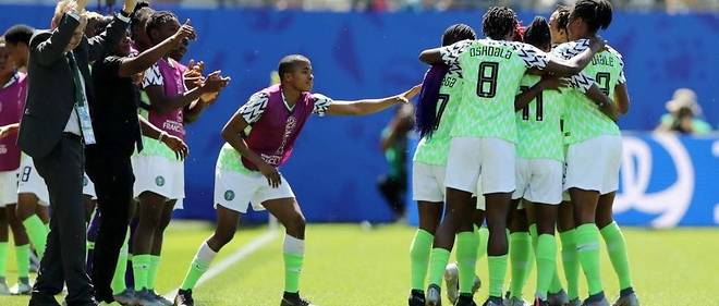 Les Nigerianes exultent apres un des deux buts marques contre la Coree.
