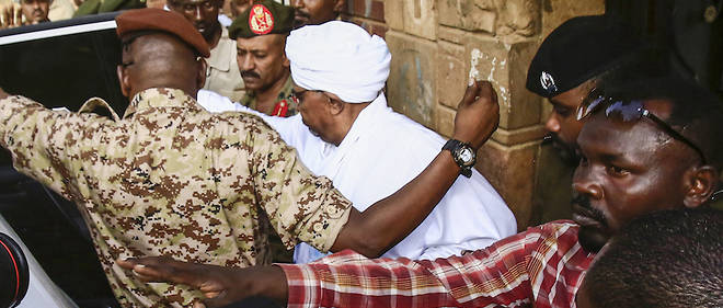 Les chefs d'accusation ont ete lus a l'ancien homme fort du Soudan, Omar el-Bechir en presence de son avocat.
