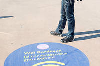 Le wifi gratuit de la Ville de Bordeaux est desormais actif sur les quais de la ville. Connexion gratuite, marquage au sol "Wifi Bordeaux, connectez vous gratuitement".Ordinateur portable