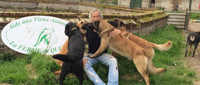 Thierry Bedossa avec ses chiens devant la maison de retraite pour animaux qu'il a creee au Quesnoy.