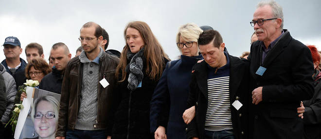 Les proches d'Alexia Daval lors d'une marche blanche a Gray le 5 novembre 2017. De gauche a droite : son beau-frere, sa soeur Stephanie, sa mere Isabelle Fouillot, son mari Jonathann et son pere Jean-Pierre Fouillot.