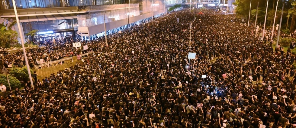 Hong Kong: nouvelle manifestation record, "excuses" de la cheffe de l'executif
