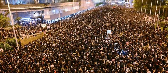 Hong Kong: nouvelle manifestation record, "excuses" de la cheffe de l'executif