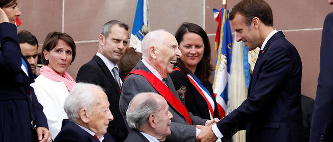 Le president Macron salue Daniel Cordier, secretaire de Jean Moulin, au mont Valerien, le 18 juin 2019. 