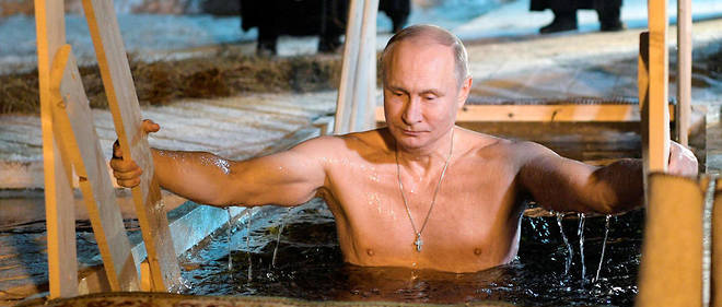 Vladimir Poutine prend un bain d'eau glacee dans le lac Seliger le 19 janvier 2018.