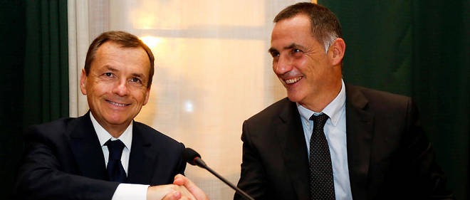 Alain Weill et Gilles Simeoni se serrent la main au moment de la signature du contrat lancant le chantier de la fibre optique en Corse.