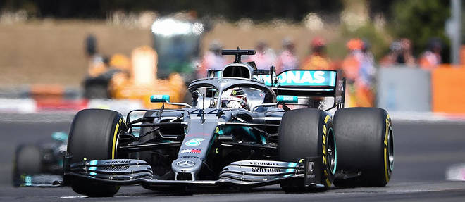 Pour la deuxieme annee consecutive, Lewis Hamilton remporte le Grand Prix de France au Castellet.
